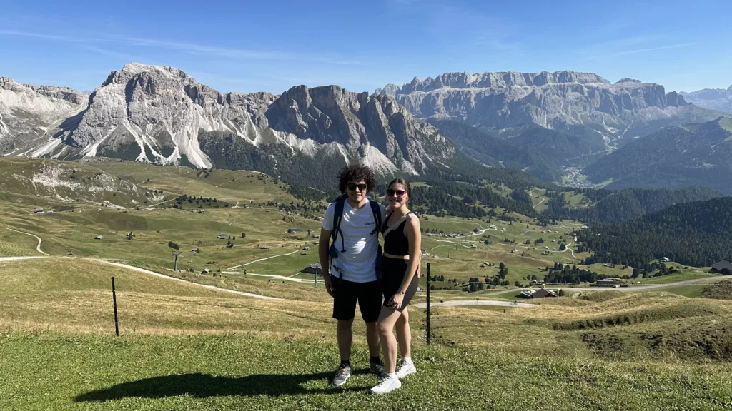 Catu & Arthur in front of mountains at the Seceda hike