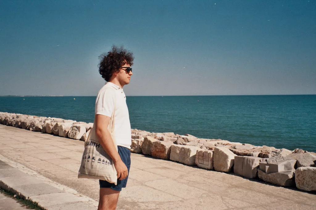 Arthur in front of the sea 